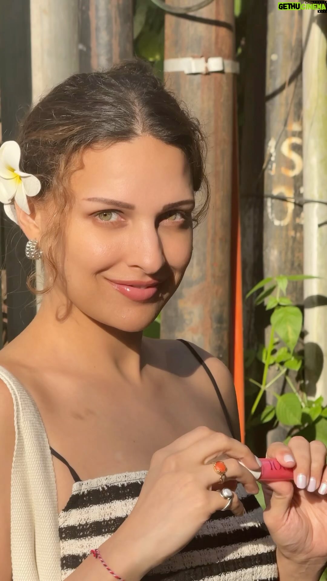 Himanshi Khurana - 402.1K Likes - Kya apko lipgloss dikhai de raha hai ?? @mooicosmeticsofficial