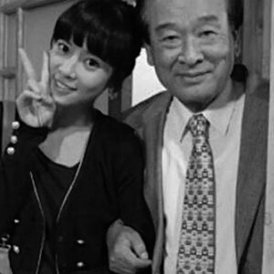 Hwang Jung-eum Instagram - 이순재 선생님. 존경하고 그리고 사랑합니다. 아무것도 몰랐던  제겐 따뜻했던 아버지셨어요. 오랬동안 많은 후배들에게 변치 않은 사랑과 기억을 남겨 주셔서 너무너무 감사합니다. 정음이는 영원히 선생님 기억할께요.