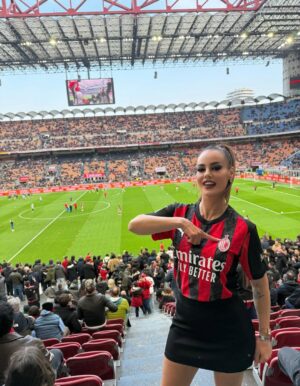Hygerta Sako Instagram - Gjejeni kush ishte fati 😁😛 #rossonerapersempre #acmilan ❤️🖤

Flm @kostume_futbolli_a1 🥰