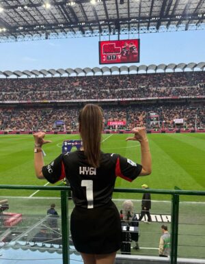 Hygerta Sako Instagram - Gjejeni kush ishte fati 😁😛 #rossonerapersempre #acmilan ❤️🖤

Flm @kostume_futbolli_a1 🥰