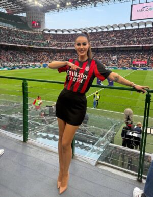 Hygerta Sako Instagram - Gjejeni kush ishte fati 😁😛 #rossonerapersempre #acmilan ❤️🖤

Flm @kostume_futbolli_a1 🥰