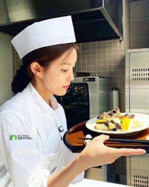 Hyomin Instagram - 일식 자격증 따보겠다고 반년동안 열공한 흔적들.
나 영혼 갈아 넣었네 ... 🔪🥣🥢🌪️