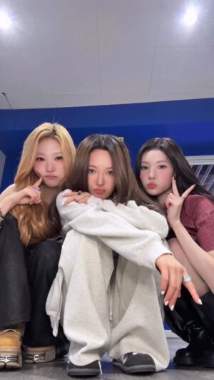 Hyoyeon Instagram - let the party begin

#HYO @hyoyeon_x_x 
#GirlsGeneration @girlsgeneration 
#Hearts2Hearts #JUUN #STELLA