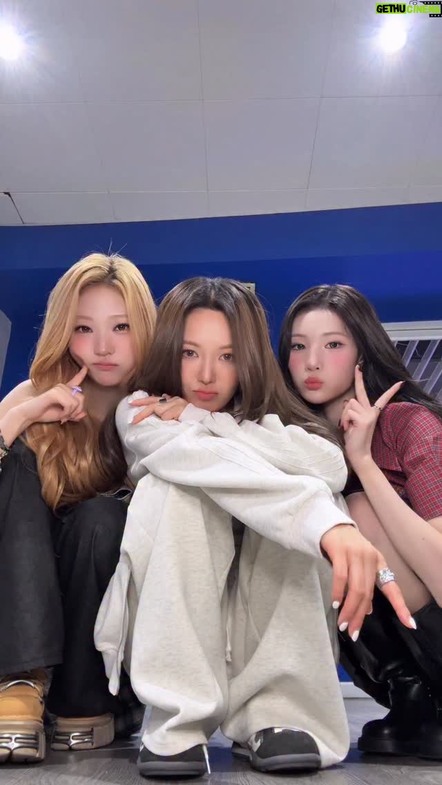 Hyoyeon - 365.6K Likes - let the party begin

#HYO @hyoyeon_x_x 
#GirlsGeneration @girlsgeneration 
#Hearts2Hearts #JUUN #STELLA
