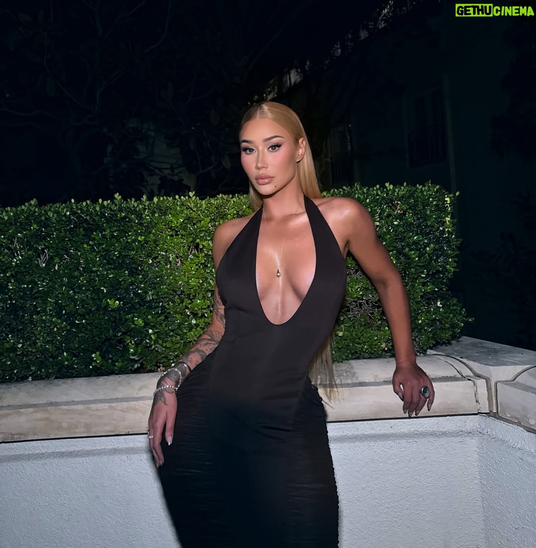 Iggy Azalea - 341.9K Likes - Adventure time.