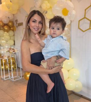 Ilean Almaguer Instagram - En el cumple de Emma conocimos a la abejita chiquitita y a al payaso plim plim 😂
Luan estaba impactado 🤭🥰
#birthday #boy #mom #fy