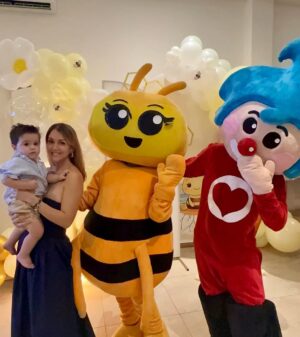 Ilean Almaguer Instagram - En el cumple de Emma conocimos a la abejita chiquitita y a al payaso plim plim 😂
Luan estaba impactado 🤭🥰
#birthday #boy #mom #fy