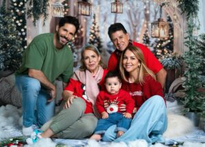 Ilean Almaguer Instagram - Que esta Navidad nos recuerde lo esencial: el amor, la presencia y la gratitud por lo que sí está. Que la luz siempre encuentre el camino. Feliz Navidad de mi familia para ti🎄✨🎅🏻
Los abrazo con cariño!
#christmas #peace #love #fy