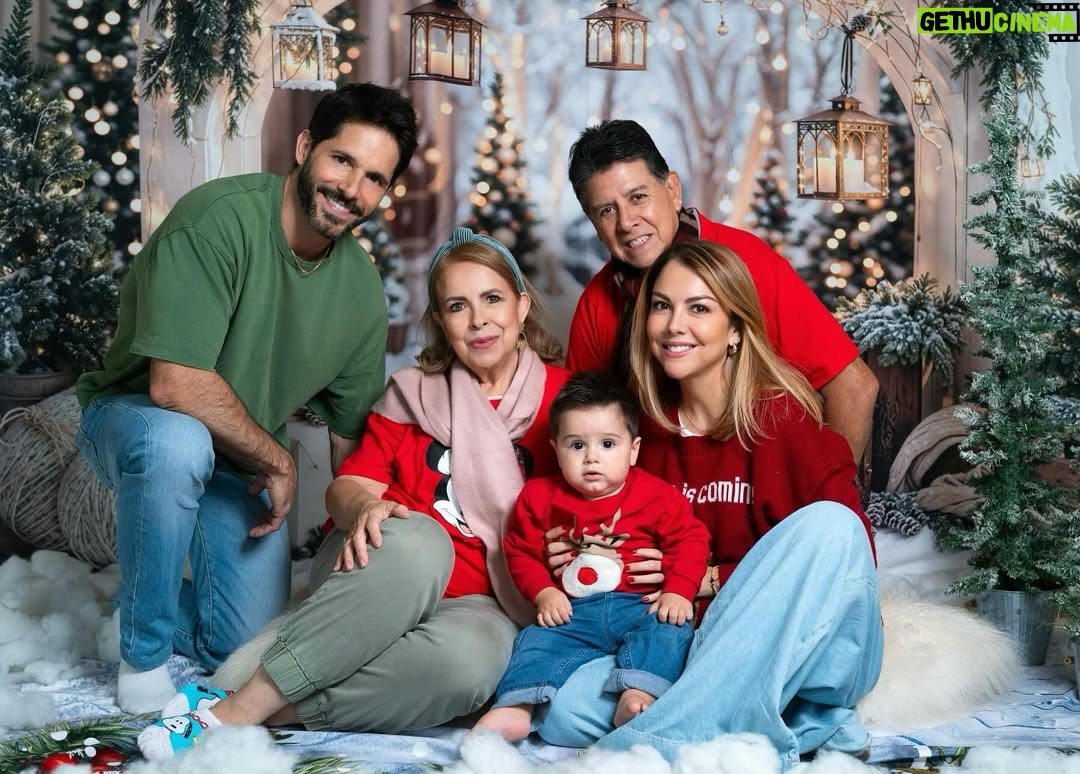 Ilean Almaguer - 32.1K Likes - Que esta Navidad nos recuerde lo esencial: el amor, la presencia y la gratitud por lo que sí está. Que la luz siempre encuentre el camino. Feliz Navidad de mi familia para ti🎄✨🎅🏻
Los abrazo con cariño! 

#christmas #peace #love #fy