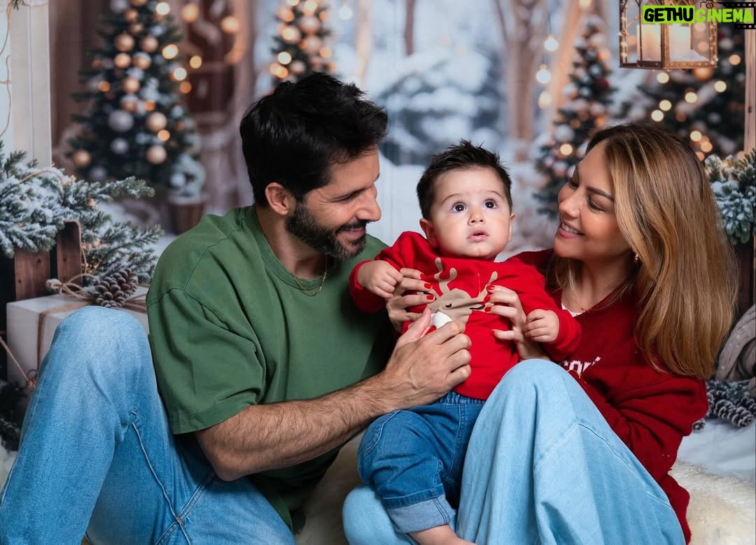 Ilean Almaguer - 32.1K Likes - Que esta Navidad nos recuerde lo esencial: el amor, la presencia y la gratitud por lo que sí está. Que la luz siempre encuentre el camino. Feliz Navidad de mi familia para ti🎄✨🎅🏻
Los abrazo con cariño! 

#christmas #peace #love #fy