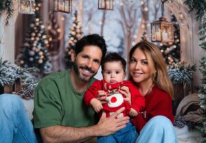 Ilean Almaguer Instagram - Que esta Navidad nos recuerde lo esencial: el amor, la presencia y la gratitud por lo que sí está. Que la luz siempre encuentre el camino. Feliz Navidad de mi familia para ti🎄✨🎅🏻
Los abrazo con cariño!
#christmas #peace #love #fy