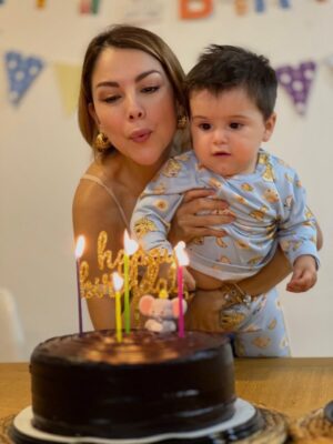 Ilean Almaguer Instagram - 41 baby!!! 🥳✨🥂
Este año no fue glamour.
Fue lactancia, desvelo y amor.

Fue sostener vida
y volver a nacer.

Cumplí años
más plena
de lo que alguna vez supe pedir.

Gracias a todos por sus lindos mensajes y todo su amor 🙏🏼💕✨

#birthdaygirl #happy #blessed