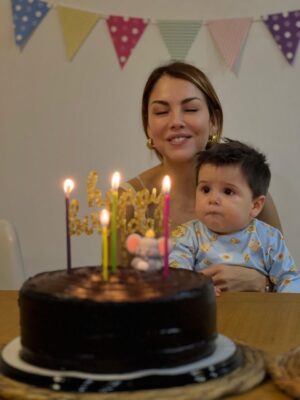 Ilean Almaguer Instagram - 41 baby!!! 🥳✨🥂
Este año no fue glamour.
Fue lactancia, desvelo y amor.

Fue sostener vida
y volver a nacer.

Cumplí años
más plena
de lo que alguna vez supe pedir.

Gracias a todos por sus lindos mensajes y todo su amor 🙏🏼💕✨

#birthdaygirl #happy #blessed