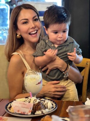 Ilean Almaguer Instagram - 41 baby!!! 🥳✨🥂
Este año no fue glamour.
Fue lactancia, desvelo y amor.

Fue sostener vida
y volver a nacer.

Cumplí años
más plena
de lo que alguna vez supe pedir.

Gracias a todos por sus lindos mensajes y todo su amor 🙏🏼💕✨

#birthdaygirl #happy #blessed