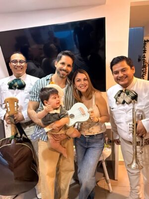 Ilean Almaguer Instagram - 41 baby!!! 🥳✨🥂
Este año no fue glamour.
Fue lactancia, desvelo y amor.

Fue sostener vida
y volver a nacer.

Cumplí años
más plena
de lo que alguna vez supe pedir.

Gracias a todos por sus lindos mensajes y todo su amor 🙏🏼💕✨

#birthdaygirl #happy #blessed