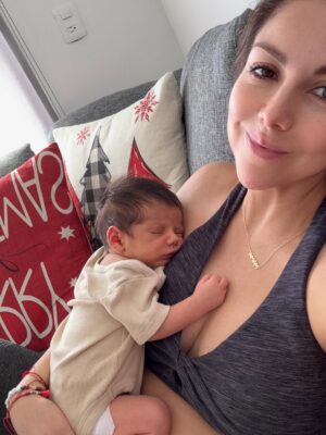Ilean Almaguer Instagram - 41 baby!!! 🥳✨🥂
Este año no fue glamour.
Fue lactancia, desvelo y amor.

Fue sostener vida
y volver a nacer.

Cumplí años
más plena
de lo que alguna vez supe pedir.

Gracias a todos por sus lindos mensajes y todo su amor 🙏🏼💕✨

#birthdaygirl #happy #blessed