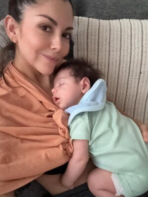 Ilean Almaguer Instagram - 41 baby!!! 🥳✨🥂
Este año no fue glamour.
Fue lactancia, desvelo y amor.

Fue sostener vida
y volver a nacer.

Cumplí años
más plena
de lo que alguna vez supe pedir.

Gracias a todos por sus lindos mensajes y todo su amor 🙏🏼💕✨

#birthdaygirl #happy #blessed