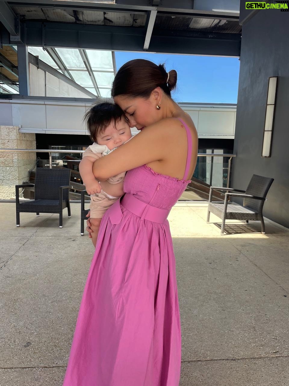 Ilean Almaguer - 36.3K Likes - 41 baby!!! 🥳✨🥂
Este año no fue glamour.
Fue lactancia, desvelo y amor.

Fue sostener vida
y volver a nacer.

Cumplí años
más plena
de lo que alguna vez supe pedir.

Gracias a todos por sus lindos mensajes y todo su amor 🙏🏼💕✨

#birthdaygirl #happy #blessed