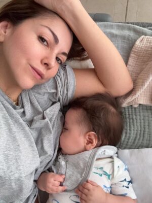 Ilean Almaguer Instagram - 41 baby!!! 🥳✨🥂
Este año no fue glamour.
Fue lactancia, desvelo y amor.

Fue sostener vida
y volver a nacer.

Cumplí años
más plena
de lo que alguna vez supe pedir.

Gracias a todos por sus lindos mensajes y todo su amor 🙏🏼💕✨

#birthdaygirl #happy #blessed