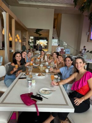 Ilean Almaguer Instagram - 41 baby!!! 🥳✨🥂
Este año no fue glamour.
Fue lactancia, desvelo y amor.

Fue sostener vida
y volver a nacer.

Cumplí años
más plena
de lo que alguna vez supe pedir.

Gracias a todos por sus lindos mensajes y todo su amor 🙏🏼💕✨

#birthdaygirl #happy #blessed