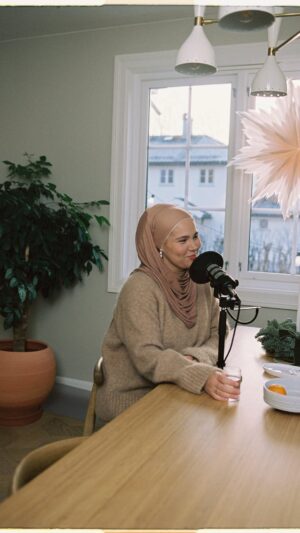 Iman Meskini Instagram - Happy Women’s Day 💖

Celebrating today with a little trip down memory lane.

There was a time when I was incredibly passionate about talking about the hijab. I answered questions everywhere I went, and eventually I even wrote and published a book about it.

But over time, I grew tired.
And honestly, drained.

For years I spent a big part of my career answering questions like the one in this video — constantly having to justify my headscarf and my choices.

Eventually I made a decision: I would stop engaging in those conversations.

Because it started to feel like I was only contributing to the idea that my hijab was something up for public debate.

I had hoped that by now this would be a conversation we had moved past.

Unfortunately, it seems like the opposite.

Scrolling through my camera roll and coming across this video reminded me that what we talked about back then is still just as relevant today.

But if there’s one thing the past years have taught me, it’s this:
The more we show up as ourselves — unapologetically — the harder it becomes for the world to pretend we don’t belong.

And I truly believe the next generation of Muslim women will walk through doors that we had to knock on.🚪🧕🏼