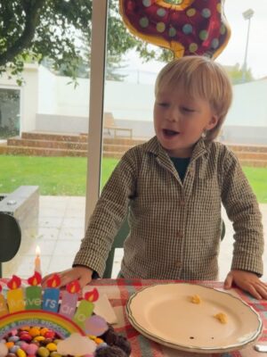 Inês Aires Pereira Instagram - 4 anos desta peça!!! 🦁🦁🦁