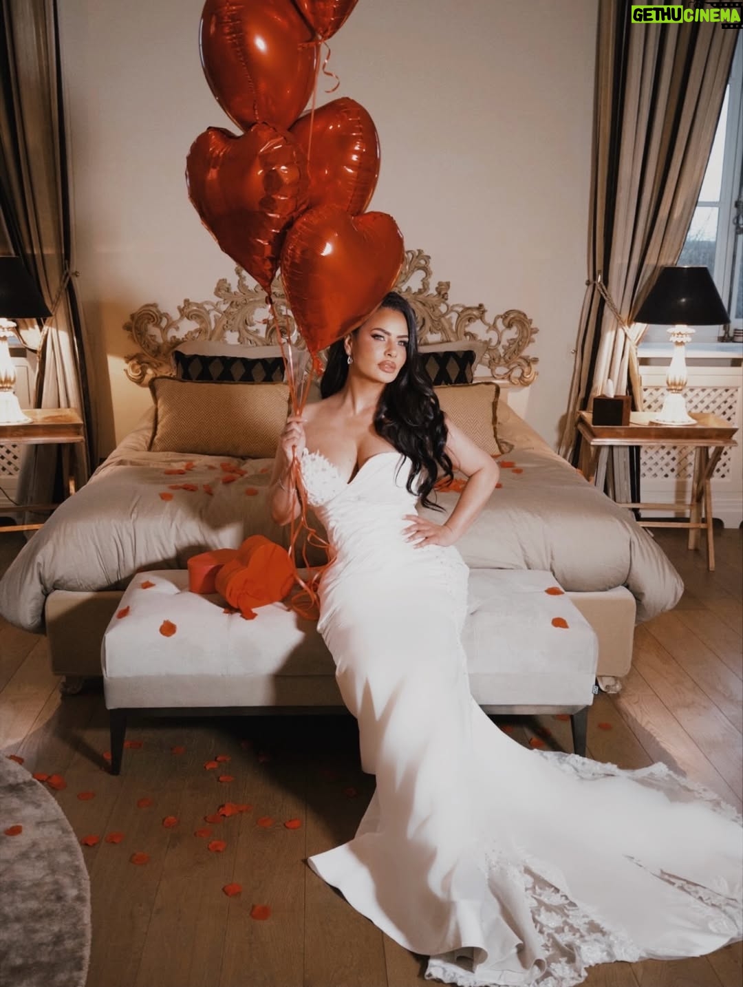 Inès Lee - 0.9K Likes - Cupidon vise mais moi je choisis 👌🏻✨😎 happy st Valentin mes girls 😘😘. stylisme by @negafashaniacreation  mua by @inayssia_beauty  hairstyle by @glamhairby_s  prod by @sina.production_  Assistante : @belhabeauty dream team ever ✨