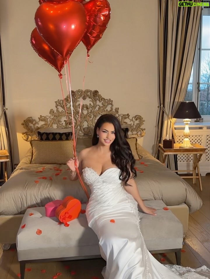 Inès Lee - 0.9K Likes - Cupidon vise mais moi je choisis 👌🏻✨😎 happy st Valentin mes girls 😘😘. stylisme by @negafashaniacreation  mua by @inayssia_beauty  hairstyle by @glamhairby_s  prod by @sina.production_  Assistante : @belhabeauty dream team ever ✨