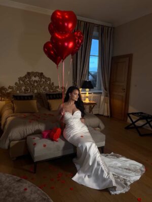 Inès Lee Instagram - Cupidon vise mais moi je choisis 👌🏻✨😎 happy st Valentin mes girls 😘😘. stylisme by @negafashaniacreation  mua by @inayssia_beauty  hairstyle by @glamhairby_s  prod by @sina.production_  Assistante : @belhabeauty dream team ever ✨