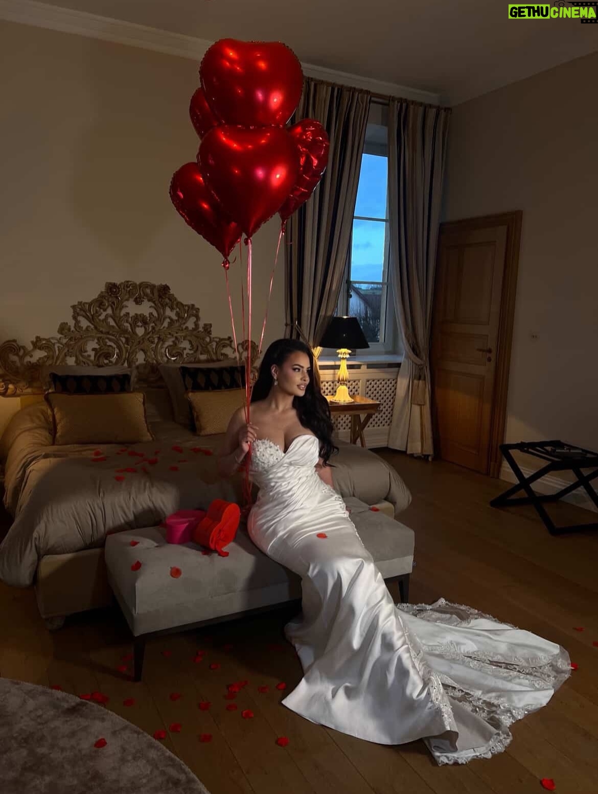 Inès Lee - 0.9K Likes - Cupidon vise mais moi je choisis 👌🏻✨😎 happy st Valentin mes girls 😘😘. stylisme by @negafashaniacreation  mua by @inayssia_beauty  hairstyle by @glamhairby_s  prod by @sina.production_  Assistante : @belhabeauty dream team ever ✨