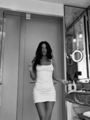 Inna Instagram - I’ve realized my hair is the only thing we disagree on. You want it reaching the floor, and I just want to be able to see my neck! Can we meet in the middle, or should I just hide the scissors? ❤️