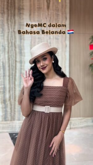 Intan Aletrino Instagram - “Dari Bahasa Indonesia, lanjut ke English, terus switch ke Nederlands! 🇮🇩🇬🇧🇳🇱

Jujur, awalnya deg-degan waktu ditantang @bukuerlangga buat jadi MC 3 bahasa di acara @thevoicefestofficial 
Tapi begitu lihat performa keren dari para mahasiswa berprestasi, rasa groginya langsung ganti jadi rasa bangga!

Het was een geweldige ervaring! Terima kasih untuk semua peserta yang sudah memberikan penampilan terbaiknya. Sampai jumpa di panggung berikutnya! 🥰

#MasterOfCeremony #Trilingual