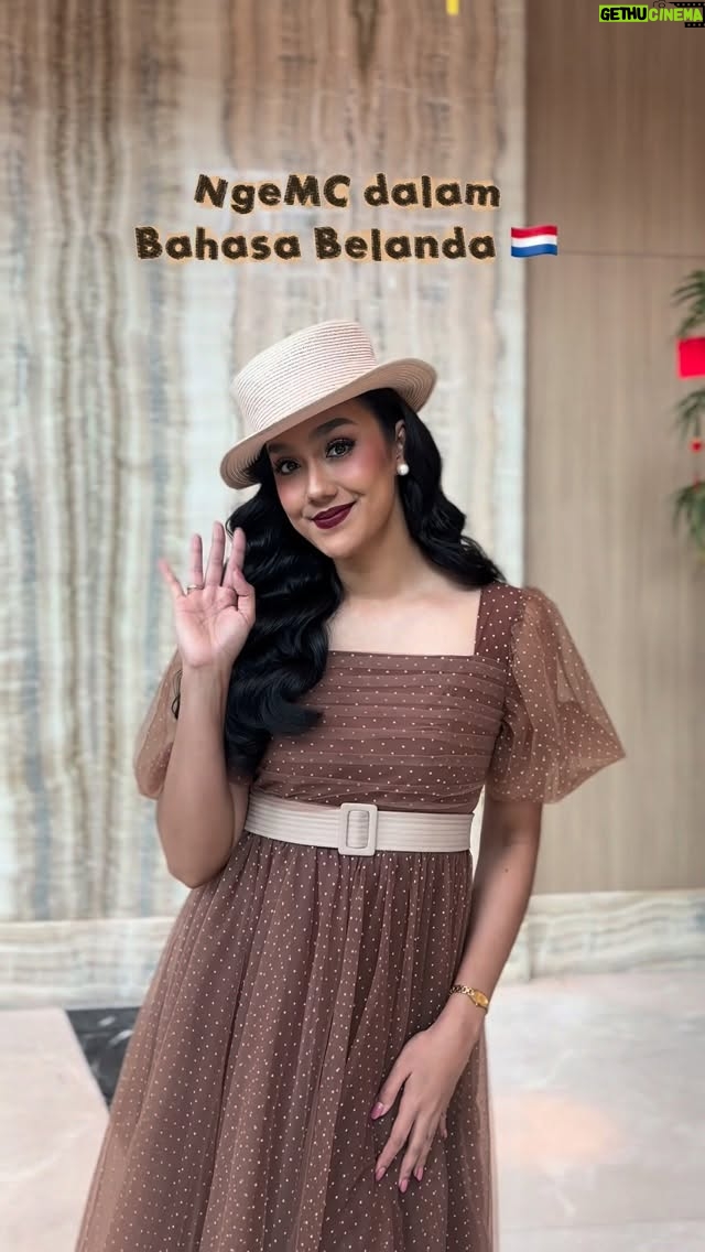 Intan Aletrino - 743 Likes - “Dari Bahasa Indonesia, lanjut ke English, terus switch ke Nederlands! 🇮🇩🇬🇧🇳🇱

Jujur, awalnya deg-degan waktu ditantang @bukuerlangga buat jadi MC 3 bahasa di acara @thevoicefestofficial 
Tapi begitu lihat performa keren dari para mahasiswa berprestasi, rasa groginya langsung ganti jadi rasa bangga!

Het was een geweldige ervaring! Terima kasih untuk semua peserta yang sudah memberikan penampilan terbaiknya. Sampai jumpa di panggung berikutnya! 🥰

#MasterOfCeremony #Trilingual
