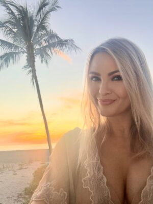 Irina Voronina Instagram - Celebrating 48 orbits around the sun with my favorite people on Captiva's stunning shores! ☀️🏝️🥳🎉🌊 Thanks for the Birthday love! 🙏🏼💕💃 #birthdaylove #irinavoronina #captiva #saggitarius♐️