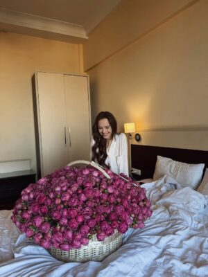 Iryna Kudashova Instagram - Як прекрасно бути коханою прекрасним чоловіком 🥹🥰 Це найкрасивіший і найбільший букет , який мені коли небудь дарували 🥹 Найщасливіша принцеса 👑

Дівчат, прекрасні, зі святом ❤️