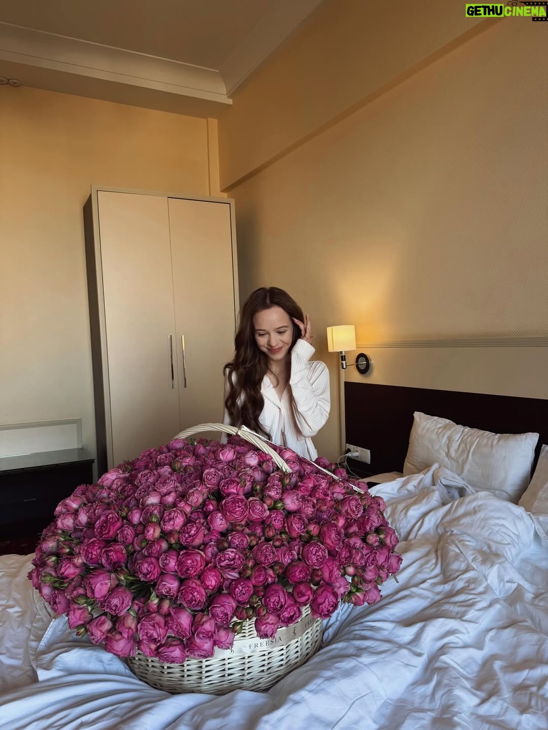 Iryna Kudashova - 21K Likes - Як прекрасно бути коханою прекрасним чоловіком 🥹🥰 Це найкрасивіший і найбільший букет , який мені коли небудь дарували 🥹 Найщасливіша принцеса 👑

Дівчат, прекрасні, зі святом ❤️