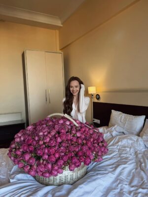 Iryna Kudashova Instagram - Як прекрасно бути коханою прекрасним чоловіком 🥹🥰 Це найкрасивіший і найбільший букет , який мені коли небудь дарували 🥹 Найщасливіша принцеса 👑

Дівчат, прекрасні, зі святом ❤️