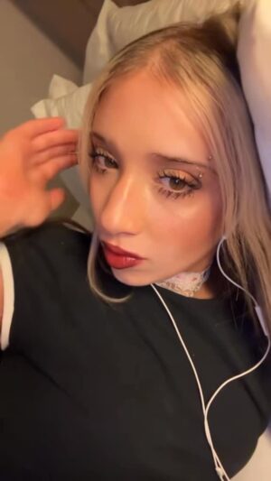 Isabel LaRosa Instagram - who wants a cover of this song