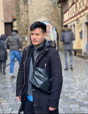 Isabel Oli Instagram - Happy 42nd Birthday… wait, what… 42?! OMG! Getting even more pogi ha!!!🤣

Cuff, you are working today on your special day but I’m sure okay lang because you’re doing one of the things you love… directing.
Pero just want to take a moment to say how I appreciate you, how grateful I am for you, and how you’re such a blessing to me and our kids. One thing I love most is that no matter how tired you are, you always make time for us. Iba ka♥️ 

I pray that God will continue to bless you, protect you, guide you and fill you with joy and peace. May you continue to fulfill God’s purpose for you. May all the dreams of your heart come true according to God’s will🙏🏻

Blessed Birthday to you my Valentine @johnprats @direkpratty 🎂 

Love you 😘