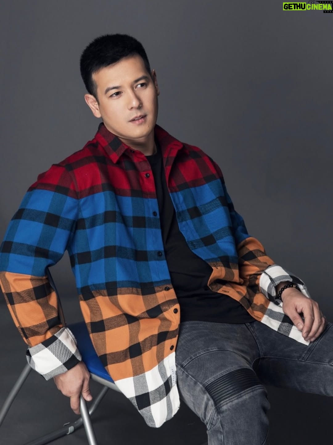 Isabel Oli - 31.4K Likes - Happy 42nd Birthday… wait, what… 42?! OMG! Getting even more pogi ha!!!🤣

Cuff, you are working today on your special day but I’m sure okay lang because you’re doing one of the things you love… directing.
Pero just want to take a moment to say how I appreciate you, how grateful I am for you, and how you’re such a blessing to me and our kids. One thing I love most is that no matter how tired you are, you always make time for us. Iba ka♥️ 

I pray that God will continue to bless you, protect you, guide you and fill you with joy and peace. May you continue to fulfill God’s purpose for you. May all the dreams of your heart come true according to God’s will🙏🏻

Blessed Birthday to you my Valentine @johnprats @direkpratty 🎂 

Love you 😘
