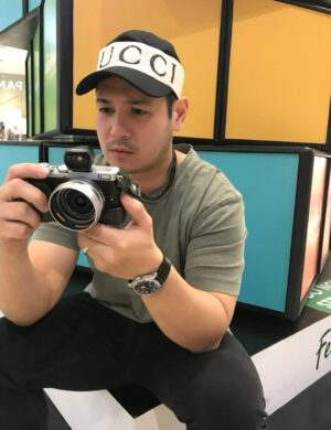 Isabel Oli Instagram - Happy 42nd Birthday… wait, what… 42?! OMG! Getting even more pogi ha!!!🤣

Cuff, you are working today on your special day but I’m sure okay lang because you’re doing one of the things you love… directing.
Pero just want to take a moment to say how I appreciate you, how grateful I am for you, and how you’re such a blessing to me and our kids. One thing I love most is that no matter how tired you are, you always make time for us. Iba ka♥️ 

I pray that God will continue to bless you, protect you, guide you and fill you with joy and peace. May you continue to fulfill God’s purpose for you. May all the dreams of your heart come true according to God’s will🙏🏻

Blessed Birthday to you my Valentine @johnprats @direkpratty 🎂 

Love you 😘