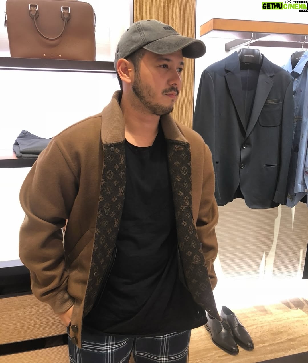 Isabel Oli - 31.4K Likes - Happy 42nd Birthday… wait, what… 42?! OMG! Getting even more pogi ha!!!🤣

Cuff, you are working today on your special day but I’m sure okay lang because you’re doing one of the things you love… directing.
Pero just want to take a moment to say how I appreciate you, how grateful I am for you, and how you’re such a blessing to me and our kids. One thing I love most is that no matter how tired you are, you always make time for us. Iba ka♥️ 

I pray that God will continue to bless you, protect you, guide you and fill you with joy and peace. May you continue to fulfill God’s purpose for you. May all the dreams of your heart come true according to God’s will🙏🏻

Blessed Birthday to you my Valentine @johnprats @direkpratty 🎂 

Love you 😘