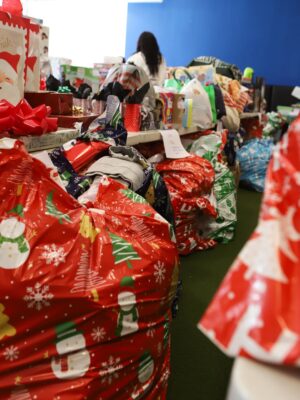Isabela Merced Instagram - We have to give back. Not just sometimes, but always. The people at @thisisabouthumanity & @immdef_lawcenter truly live that.
This weekend I volunteered at their Holiday Event in Los Angeles, where kids and parents walked away with wishlists fulfilled, clothing, ornaments, toys, and more. We brought fresh produce from local farmers, made arts and crafts, and helped create memories I’ll hold onto for a long time.
I was so moved by everyone who showed up and put in real physical and emotional work.
And a special thank you to my mom, who connected us with local farmers so we could bring fresh fruits and veggies for the families. ❤️
There was so much generosity we ended up with overflow! Every family was humble, grateful, and present. Moments like this recalibrate you.
We feel whole when we give back. Let this be your reminder to step outside yourself and give however you can.
Production: @harpersloaneproductions
Photography: @alexavitugphotography @jezusology
Donors Sponsors:
@thisisabouthumanity @immdef_lawcenter @icfdn @citizensofhumanity @lacslife @gonebananasbread @lnaclothing @thesamifoundation @iliabeauty @deziskin @heavyhanded.la @bollare @alist.us @its_adam_cole @ysebeauty @elaymca @ayalafarms @gfarms_organic