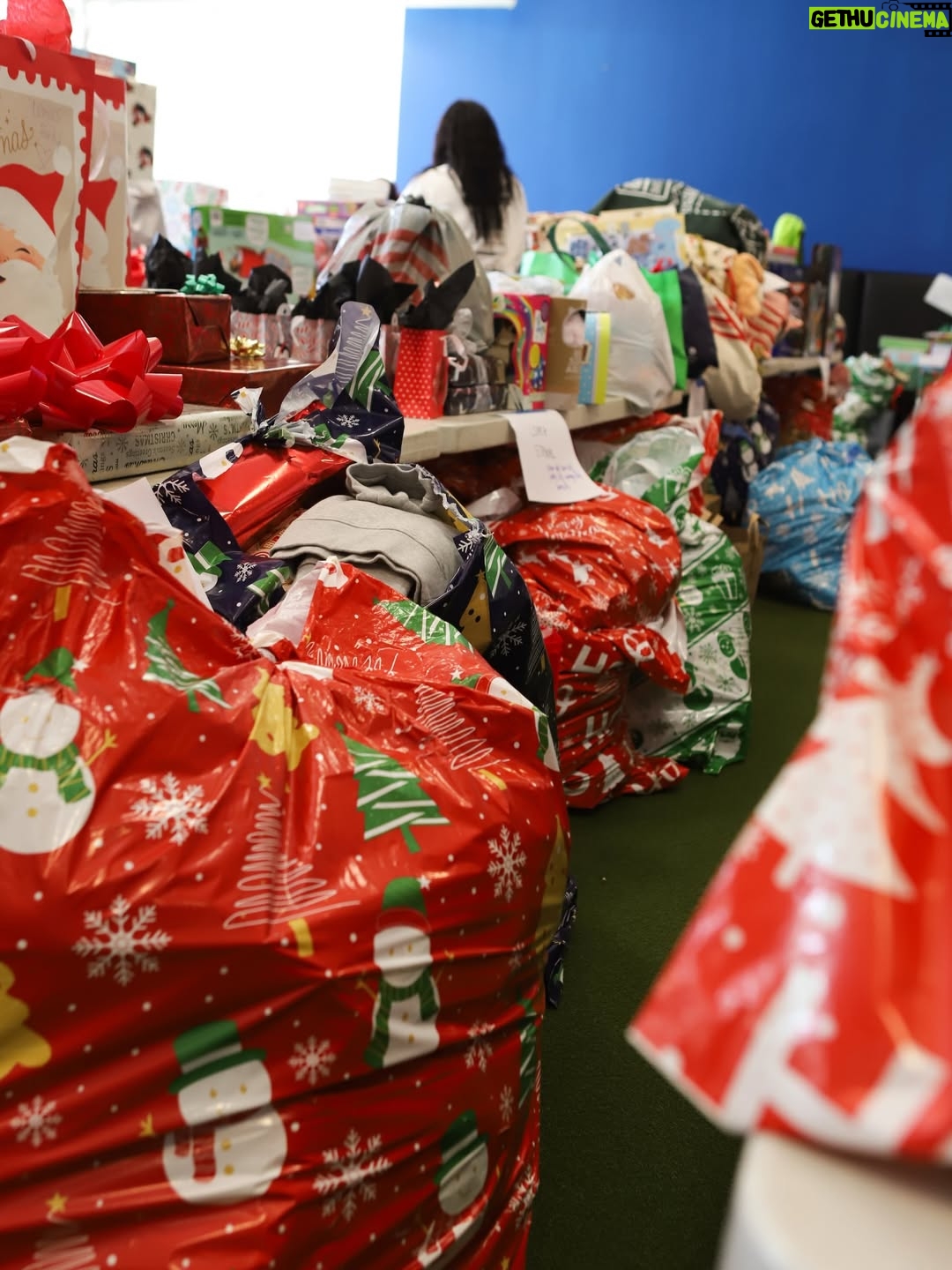 Isabela Merced - 182.1K Likes - We have to give back. Not just sometimes, but always. The people at @thisisabouthumanity & @immdef_lawcenter truly live that.
This weekend I volunteered at their Holiday Event in Los Angeles, where kids and parents walked away with wishlists fulfilled, clothing, ornaments, toys, and more. We brought fresh produce from local farmers, made arts and crafts, and helped create memories I’ll hold onto for a long time.

I was so moved by everyone who showed up and put in real physical and emotional work.
And a special thank you to my mom, who connected us with local farmers so we could bring fresh fruits and veggies for the families. ❤️

There was so much generosity we ended up with overflow! Every family was humble, grateful, and present. Moments like this recalibrate you.

We feel whole when we give back. Let this be your reminder to step outside yourself and give however you can. 

Production: @harpersloaneproductions Photography: @alexavitugphotography @jezusology

Donors   Sponsors: 
@thisisabouthumanity @immdef_lawcenter @icfdn @citizensofhumanity @lacslife @gonebananasbread @lnaclothing @thesamifoundation @iliabeauty @deziskin @heavyhanded.la @bollare @alist.us @its_adam_cole @ysebeauty @elaymca @ayalafarms @gfarms_organic