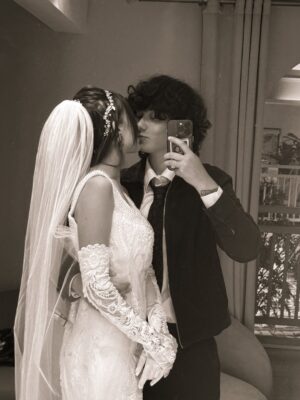 Isabella Moreira Instagram - Não, ainda não casamos. E essa também não é a verdadeira prova do vestido. Mas essa experiencia confirmou aquilo que sei de corpo inteiro há anos: minha vida é ao seu lado pra sempre. Obrigada por existir, obrigada por ser minha, obrigada por todos os segundos que divide comigo. Que sorte ser sua pela eternidade 💘🦥 te amo mais que tudo, minha vida!