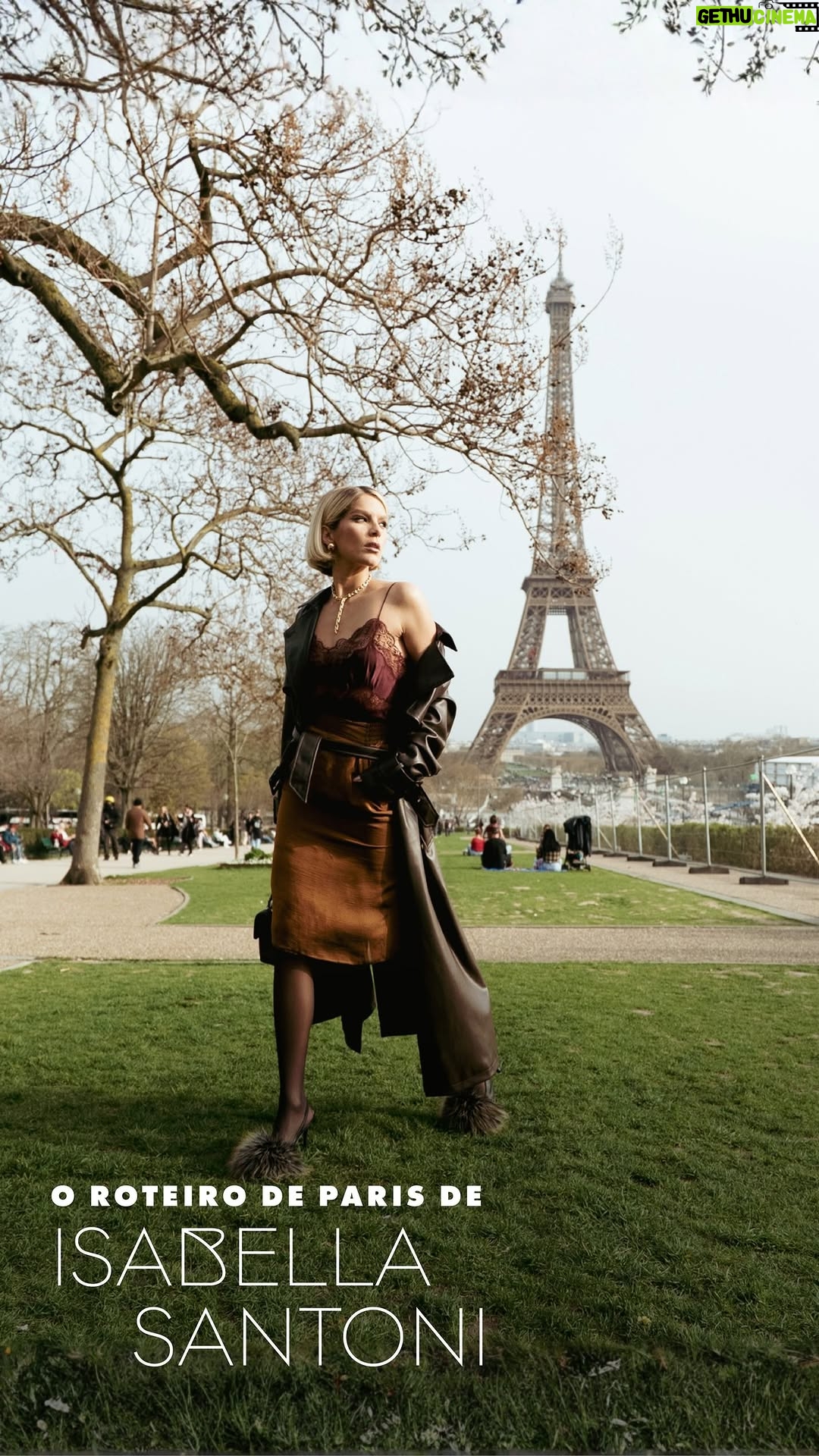 Isabella Santoni - 1.2K Likes - Entre um desfile e outro da #ParisFashionWeek, conversamos com Isabella Santoni (@isabellasantoni), que compartilhou seus spots preferidos de Paris, além de memórias que coleciona na cidade. Tem bairro com história digna de filme de comédia, restaurantes para entrar no roteiro da nodda próxima viagem e uma resposta surpreendente: o lugar que a atriz visitaria várias veazes sem enjoar não é a Cidade Luz. No vídeo, ela também lembra sua última Semana de Moda de Paris, quando foi capa da Glamour em 2016 e conheceu #MuicciaPrada. Dê play! ❤️🇫🇷