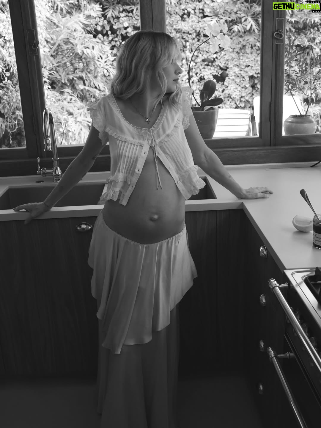 Isabella Scherer - 424.8K Likes - oooops… I did it again 🤰🏼✨