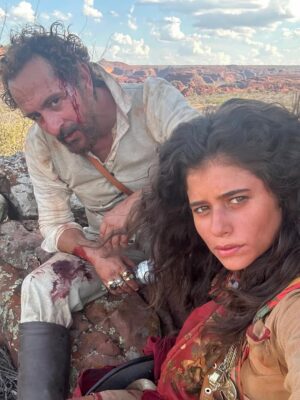 Isadora Cruz Instagram - Guerreiros do Sol venceu o @apcapremio de melhor novela e Irandhivo @irandhirsan melhor ator por Arduíno. Que orgulho imenso da gente ❤️ que honra ter vivido essa história épica, passado por muitas coisas inesquecíveis através de Rosa, pisado naquela terra sagrada, conectado com a minha ancestralidade, aprendido tanto com meus parceiros de cena e amigos pra vida e representado todas as guerreiras sertanejas que lutam até hoje para serem livres.
Gratidão a equipe incansável que ficava debaixo daquele Sol guerrilhando junto, ao elenco que virou família, à natureza que nos deu licença para entrar e sair, ao Sertão que nos abençoou, a Papinha que nos dirigiu brilhantemente e aos autores George e Sergio que escreveram as palavras mais lindas que já saíram da minha boca. Serei eternamente grata por tanto, por tudo, por cada segundo vivendo esse sonho. @globoplay @tvglobo