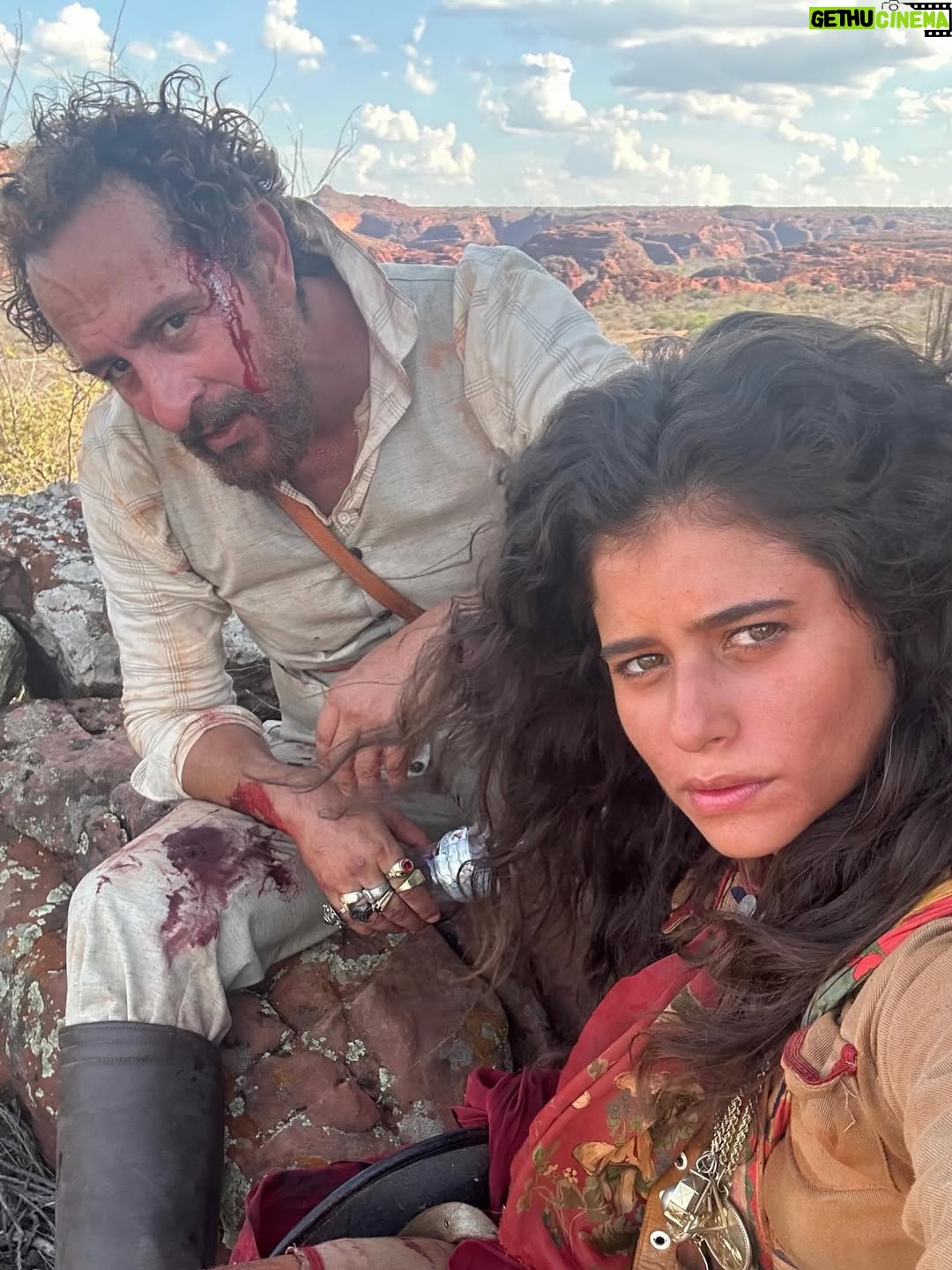 Isadora Cruz - 34.3K Likes - Guerreiros do Sol venceu o @apcapremio de melhor novela e Irandhivo @irandhirsan melhor ator por Arduíno. Que orgulho imenso da gente ❤️ que honra ter vivido essa história épica, passado por muitas coisas inesquecíveis através de Rosa, pisado naquela terra sagrada, conectado com a minha ancestralidade, aprendido tanto com meus parceiros de cena e amigos pra vida e representado todas as guerreiras sertanejas que lutam até hoje para serem livres. 

Gratidão a equipe incansável que ficava debaixo daquele Sol guerrilhando junto, ao elenco que virou família, à natureza que nos deu licença para entrar e sair, ao Sertão que nos abençoou, a Papinha que nos dirigiu brilhantemente e aos autores George e Sergio que escreveram as palavras mais lindas que já saíram da minha boca. Serei eternamente grata por tanto, por tudo, por cada segundo vivendo esse sonho. @globoplay @tvglobo