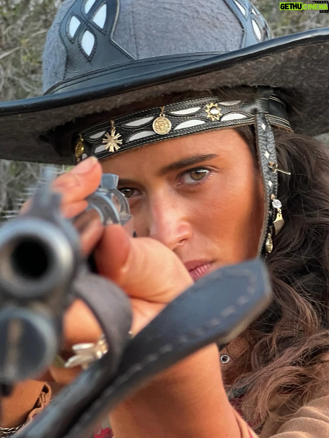 Isadora Cruz - 34.3K Likes - Guerreiros do Sol venceu o @apcapremio de melhor novela e Irandhivo @irandhirsan melhor ator por Arduíno. Que orgulho imenso da gente ❤️ que honra ter vivido essa história épica, passado por muitas coisas inesquecíveis através de Rosa, pisado naquela terra sagrada, conectado com a minha ancestralidade, aprendido tanto com meus parceiros de cena e amigos pra vida e representado todas as guerreiras sertanejas que lutam até hoje para serem livres. 

Gratidão a equipe incansável que ficava debaixo daquele Sol guerrilhando junto, ao elenco que virou família, à natureza que nos deu licença para entrar e sair, ao Sertão que nos abençoou, a Papinha que nos dirigiu brilhantemente e aos autores George e Sergio que escreveram as palavras mais lindas que já saíram da minha boca. Serei eternamente grata por tanto, por tudo, por cada segundo vivendo esse sonho. @globoplay @tvglobo